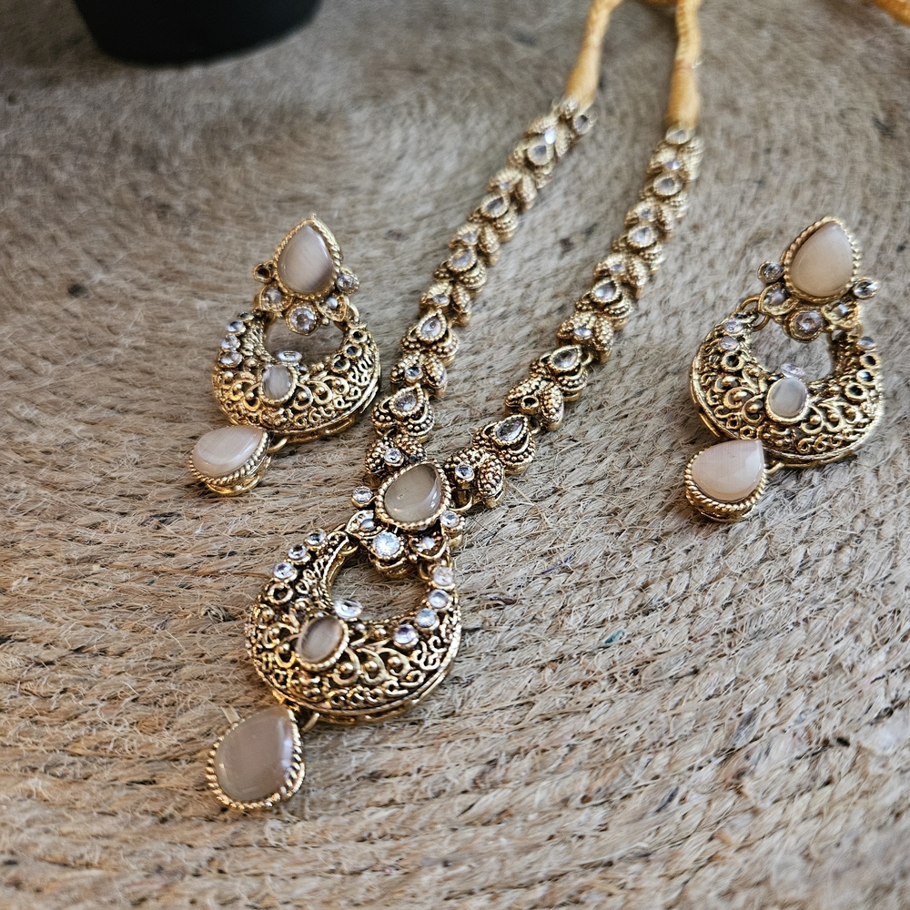 Elegant Gold and Cream Jewelry Set